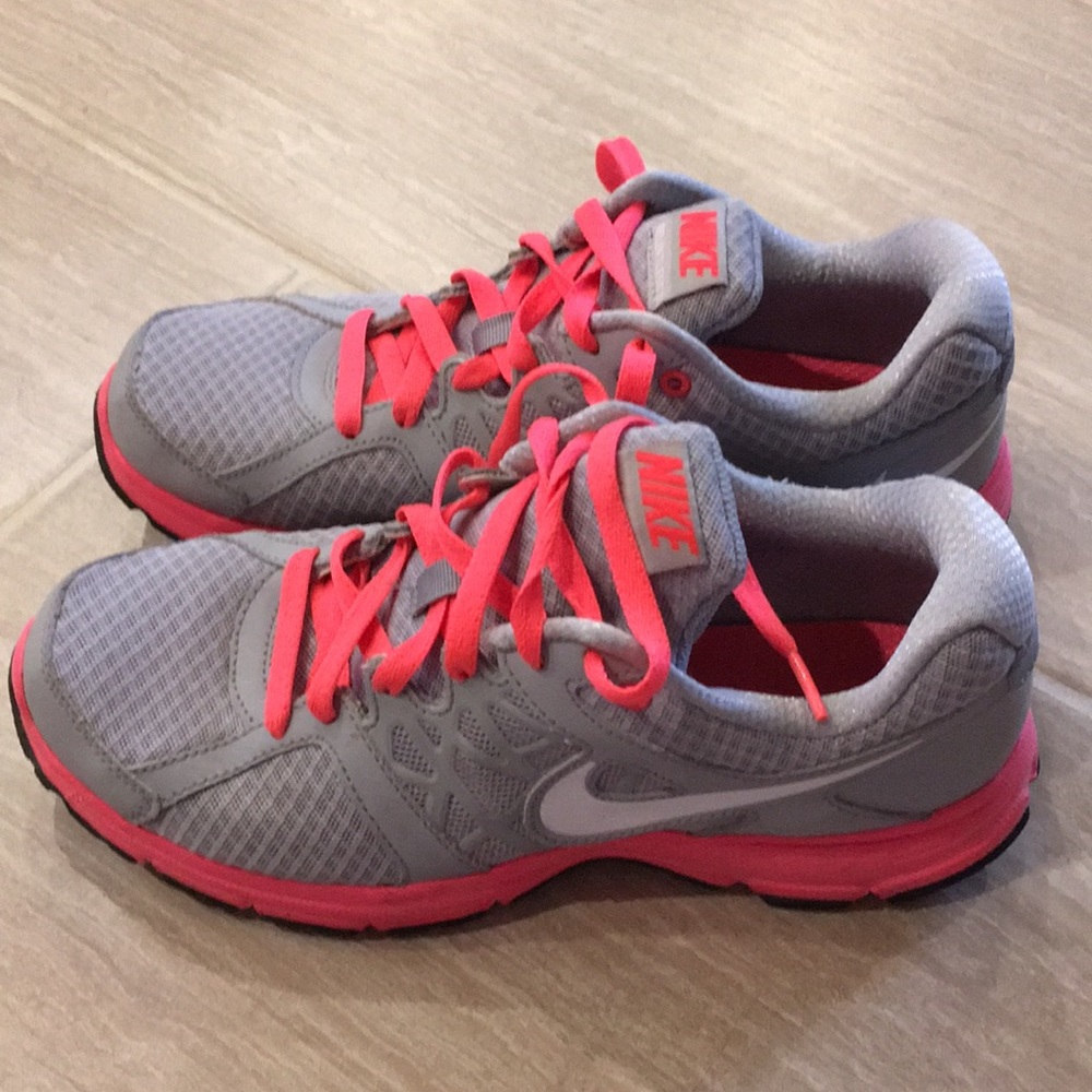 EUC women’s Nike shoes size 9